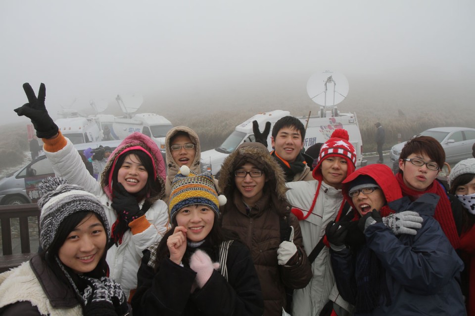 大屯山主峰頂與SNG車合照