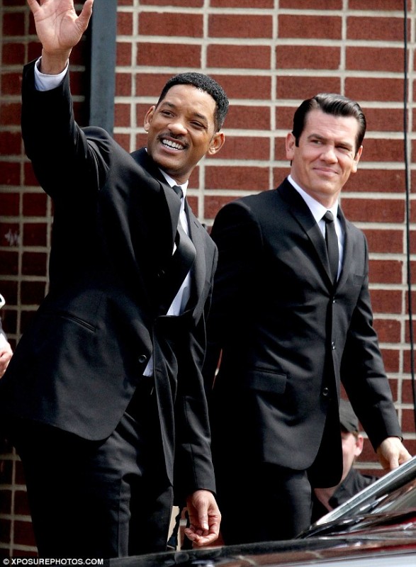 joshbrolin-meninblack3-setphotos3.jpg