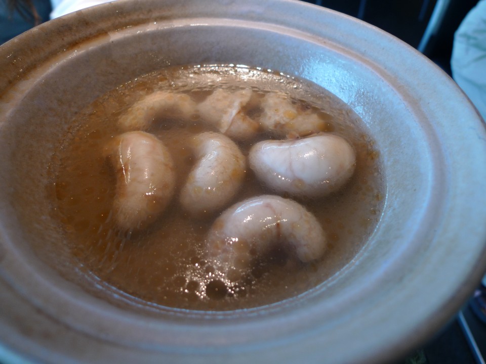 這是......雞蛋蛋! @@" ㄜ~ 泡泡不敢吃捏....感覺咬下去好像會粉痛!!!偶才不要痛痛和吃蟲蟲勒... ... ...  ...