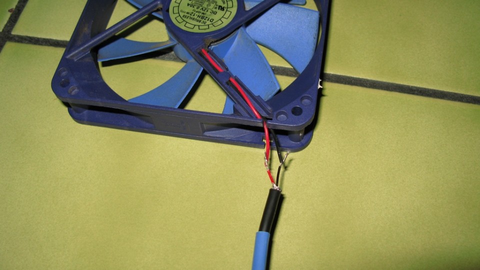 黑紅分別絞在一起