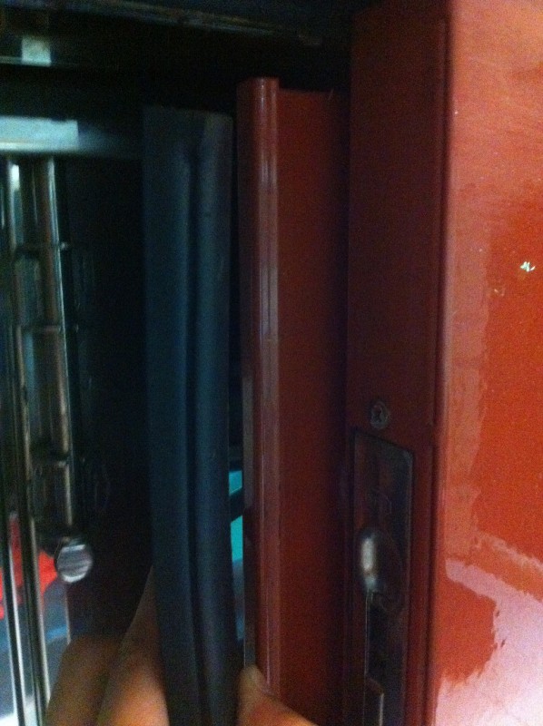 2片門相接的膠條,跟凹槽