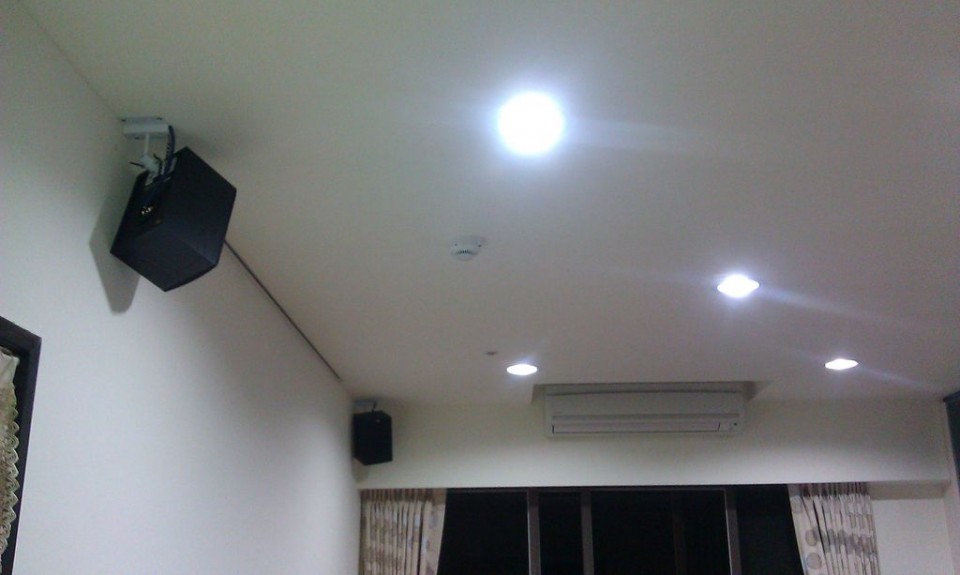 後方環繞,,還沒找到適合的畵放在這面牆