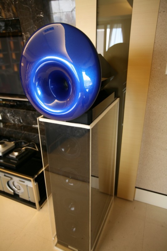 主喇叭是Acapella La Campanella，家裡小朋友多，只好用壓克力罩著，每次聽要搬進搬出是麻煩點  ... ... .. ...