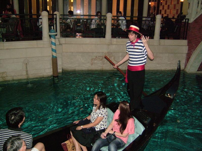 搭船 船夫還會唱歌給你聽 彷彿身在威尼斯