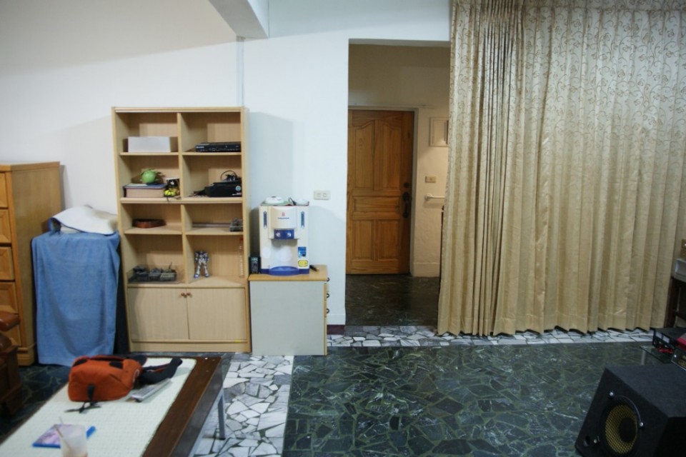 目前視聽室左側