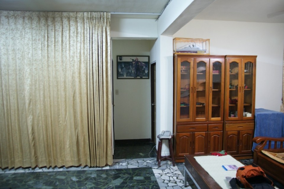 目前視聽室右側