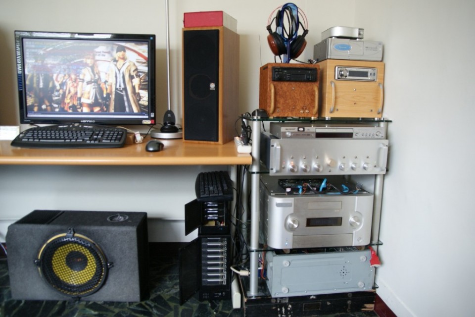 我的房間 電腦桌-耳機.耳擴.CD主機.電腦