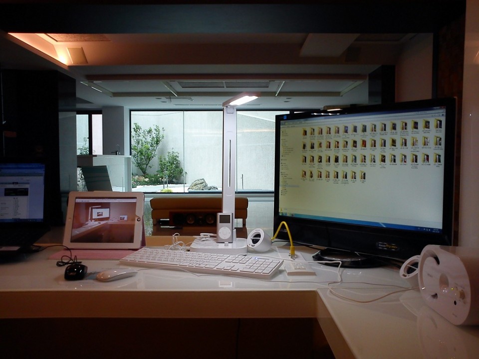 Desk_1.JPG