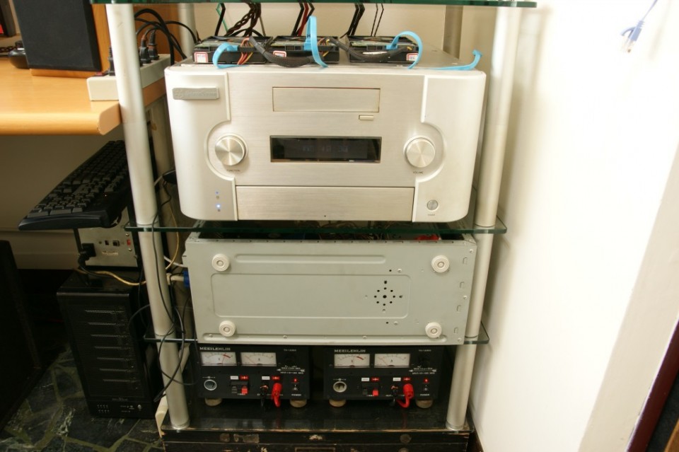 銀欣-CW02S-MXR(銀色)橫躺機殼,放在銀欣機殼上的硬碟,可以像USB一樣..可以熱拔插 ... ... ... ... ... ...  ...