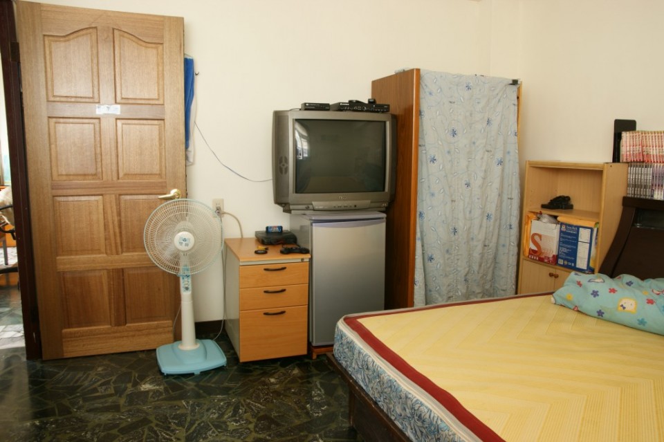 平常除了玩電腦上網外...房間CRT電視看MOD及玩SAGE 大戰略游戲...