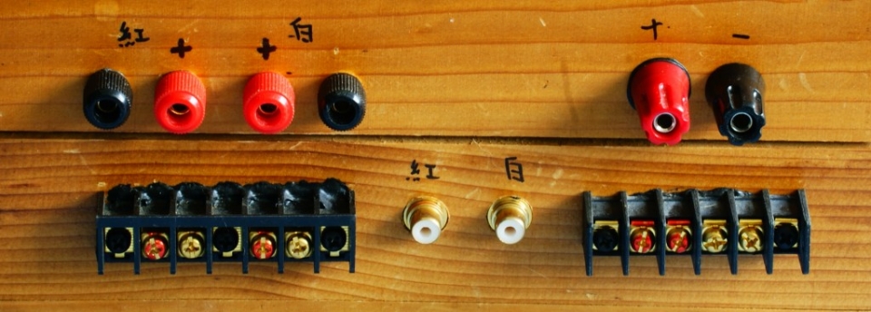 A類50W擴大機 - 背面(右邊接頭,除了可以接喇叭線及端子共2組)