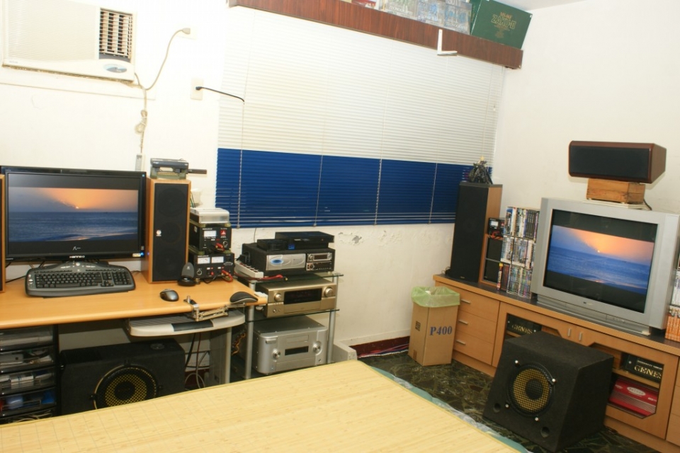 去年房間,所有音響器材集中在一起(大部份時間都在房間裡).jpg