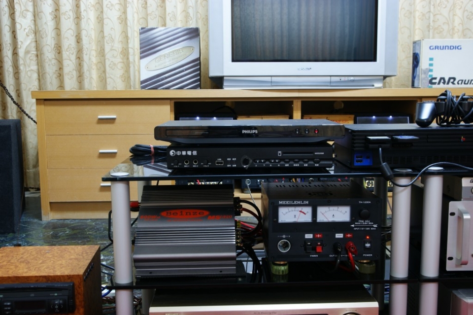 音響架上BEINZE 600W  D類擴大機給12吋超低音喇叭使用.jpg