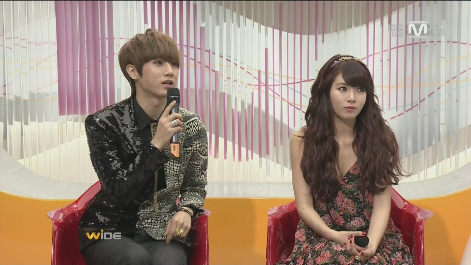 泫雅 - 訪問 Trouble Maker 111208 Mnet Wide Open Studio.JPG
