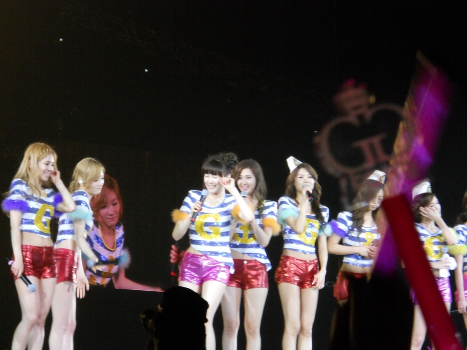 Fany在哭,但眼睛還是笑的... SeoHyun服了Fany :P Yuri又有賣胡蘆嗎 XDD