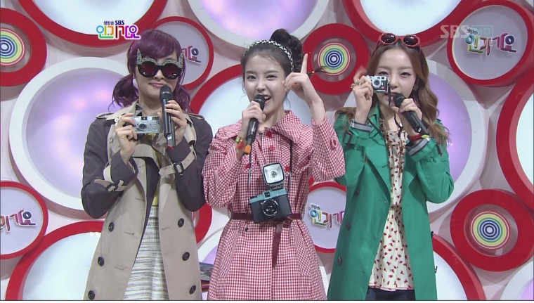 Inkigayo MC fr HQ FS.JPG