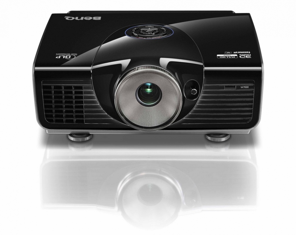 家庭劇院投影機W7000 正拍.jpg