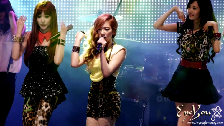120518 SungKyunKwan University Festival TTS - Twinkle fancam by EyeYo2.png