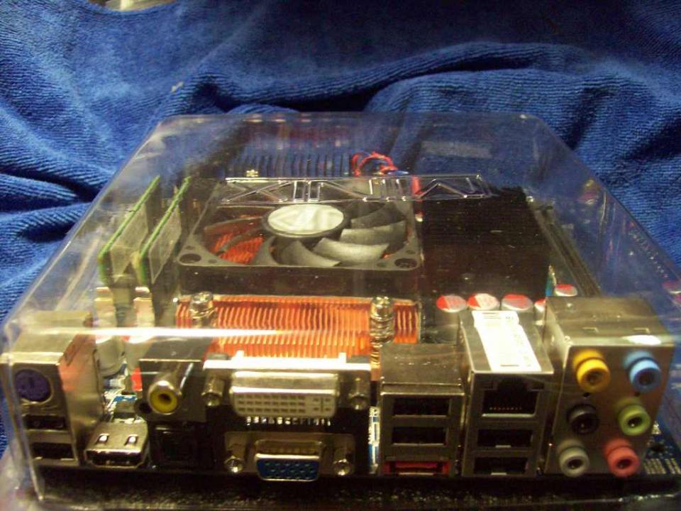 主機板本尊（豐富的端子）