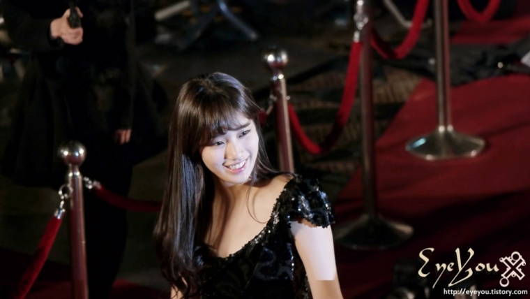 121130_청룡영화제_레드카펫_수지_직캠_by_EyeYou.mp4.png