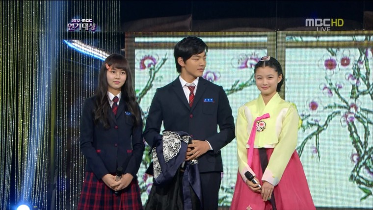 121230 MBC 연기대상 1부 김유정x김소현x여진구-시간을 거슬러 떨어진다 눈물이 1080i.jpg