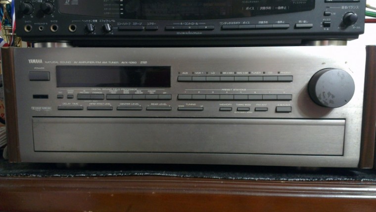 1992年7月購入的YAMAHA AVX-1050，當年機器用料實在這台5.1聲道，20公斤重。