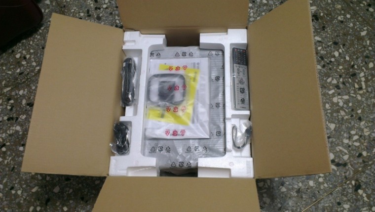 YAMAHA A820 箱內包裝，上面放置遙控器，說明書光碟，天線，還有YAPO麥克風