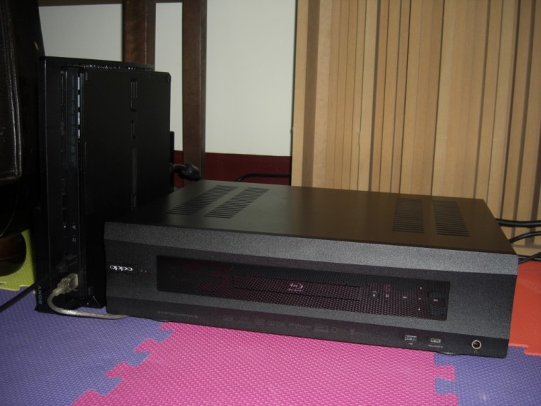 新夥伴到了，PS3專心作本家遊戲專用機吧，還可以靠老弟OPPO 105幫忙升頻呢