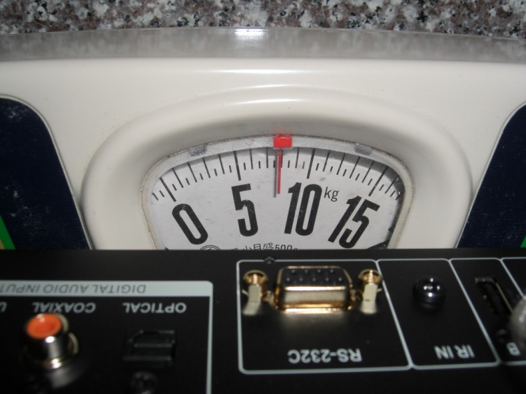 各位看倌，您沒看錯，為了證明它的份量，特地量量體重，小弟不敢拆機看，但量體重我會 ... ... ...