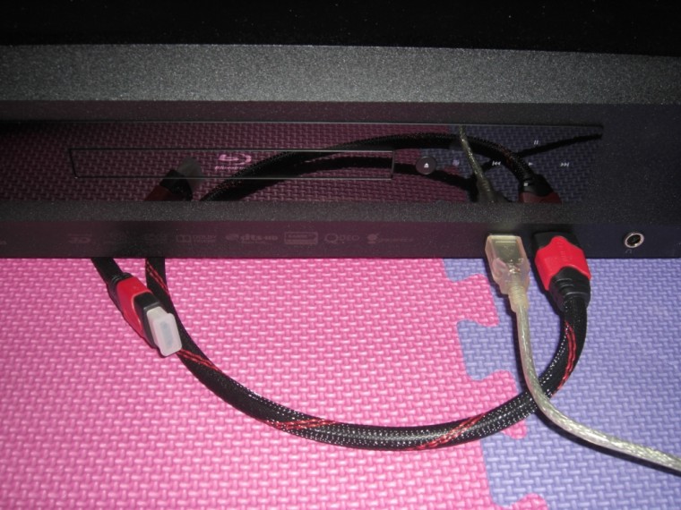 正面插線預留其他設備連接，和USB硬碟外接盒