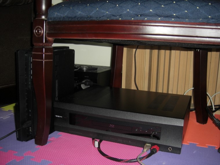 定位完成，隱身在椅子下