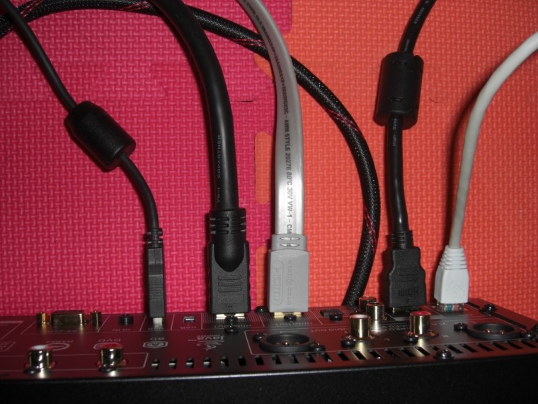 原廠HDMI線拿來接PS3，網路接實體線，比較穩當，不過要跟PS3交換用了