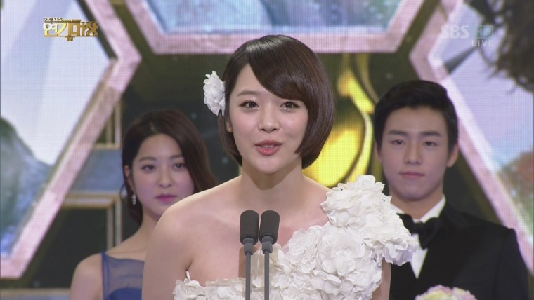 121231 SBS 연기대상 설리 뉴스타상 수상 cut [fx2you.net].ts.JPG