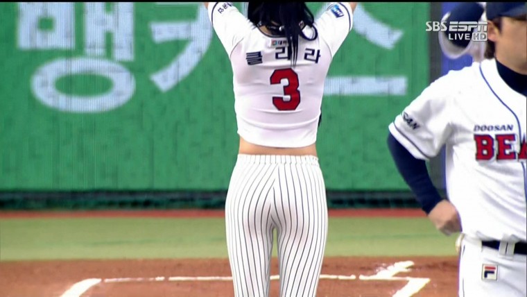 130503 프로야구 LG vs 두산 클라라 시구.ts.jpg