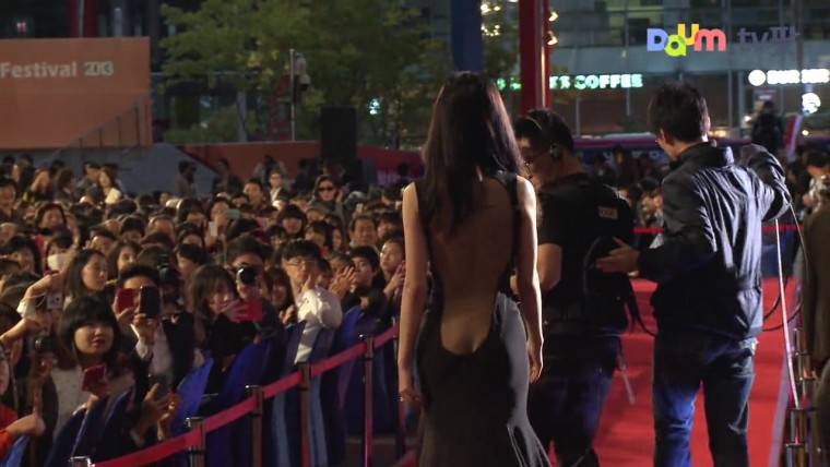 레드카펫 강한나 파격적 뒷태 2013 부산국제영화제 개막식04.jpg