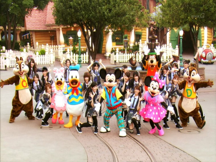 AKB48 - ミッキーマウス・マーチ (2013.08.14 みんなをつなぐ魔法のメロディー).ts_sn.jpg