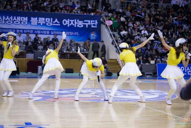 131111 크레용팝(Crayon Pop) 용인 여자농구 개막식 축하공연 직캠 by 욘바인첼.mp4.j.jpg