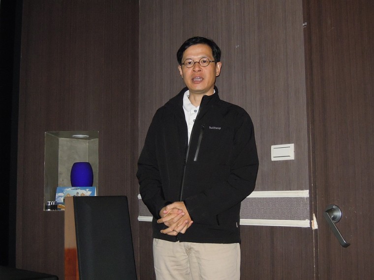 廠商黃若農先生敘述投影機的特色