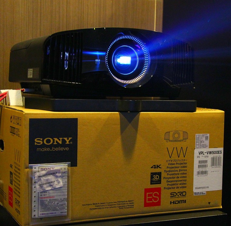 投影機外貌與迷人的藍色光芒