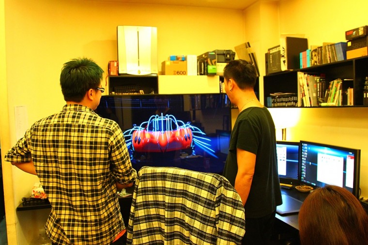 65吋4K顯示器畫質優美，西楓站長與培根觀賞新近剪輯作品