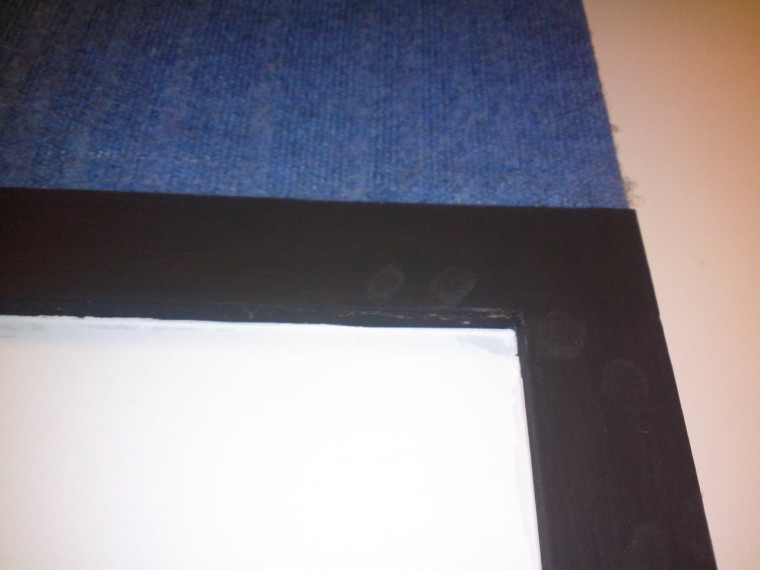 黑框是凸出約一公分高