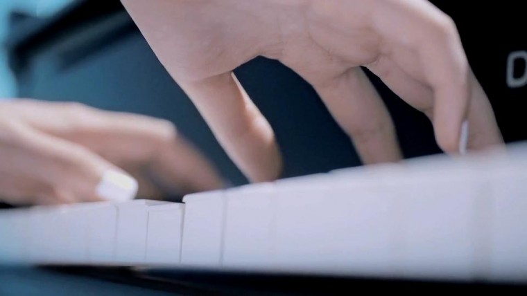 曲婉婷 - 爱的海洋 MV.YTB官方版.1080p[(002145)18-25-34].JPG