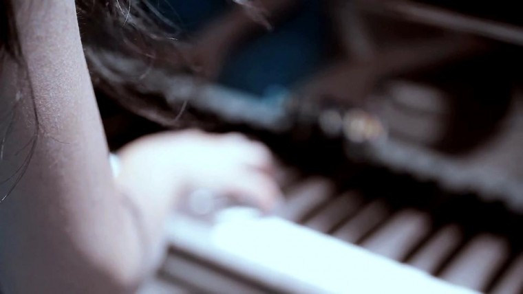 曲婉婷 - 爱的海洋 MV.YTB官方版.1080p[(003062)18-26-04].JPG