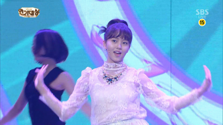 2013-12-31 2013 SBS연기대상 2부.김소현-분홍신.byB.tp.png