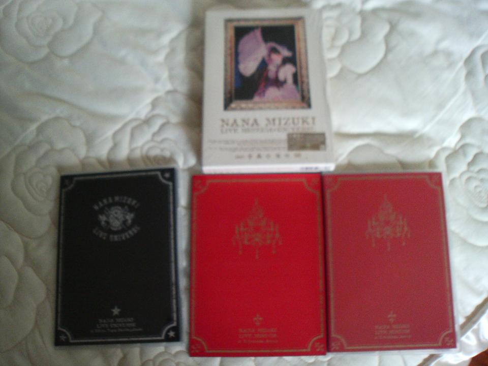 收錄橫濱及日比古兩場演唱會，中間為說明書