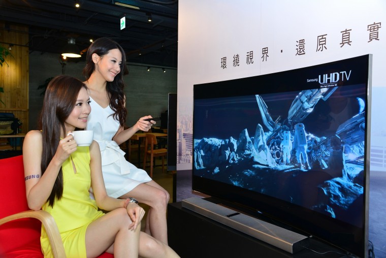 三星4200R黃金曲面UHD TV  給予最舒適的觀賞體驗亦貼近人體自然視線範圍.JPG.jpg