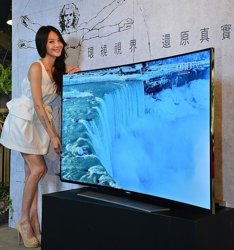 三星4200R黃金曲面UHD TV  搭載最新尖端4K UHD影像技術，透過極致顯像技術重新定義觀.jpg