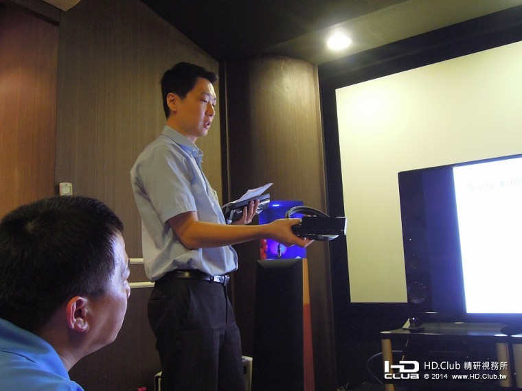 LEON版主手持專用的集線器，向大家解說其用途與增進美觀的作用。