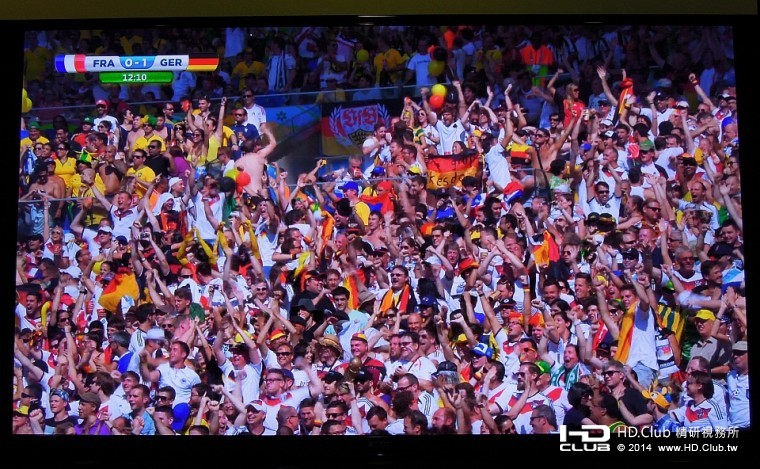 世足賽觀看德法之戰，德國隊進球時，球迷們欣喜若狂。