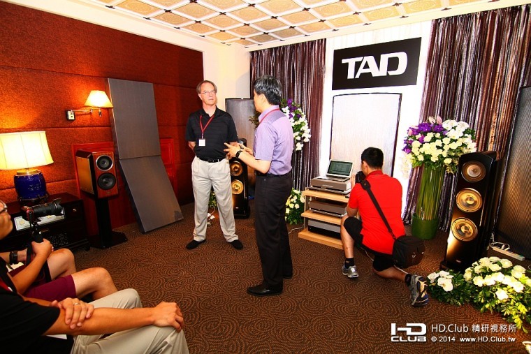 器材的佈置與擺設，非常高雅大方，大家可從廣角鏡頭中欣賞到整個場景。